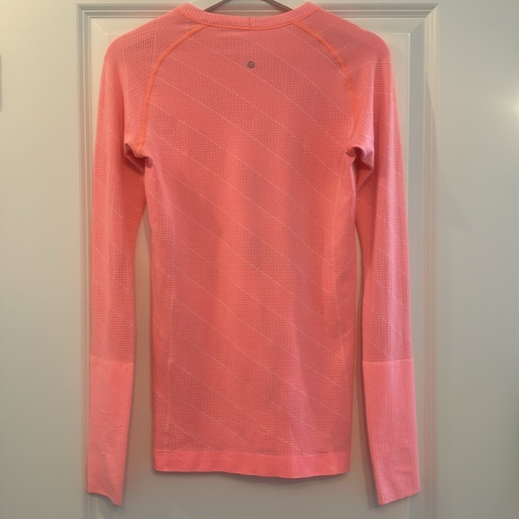 Lululemon - fitted top - size 8 - Picture 4 of 5